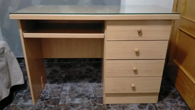 Escritorio de madera con superficie de cristal