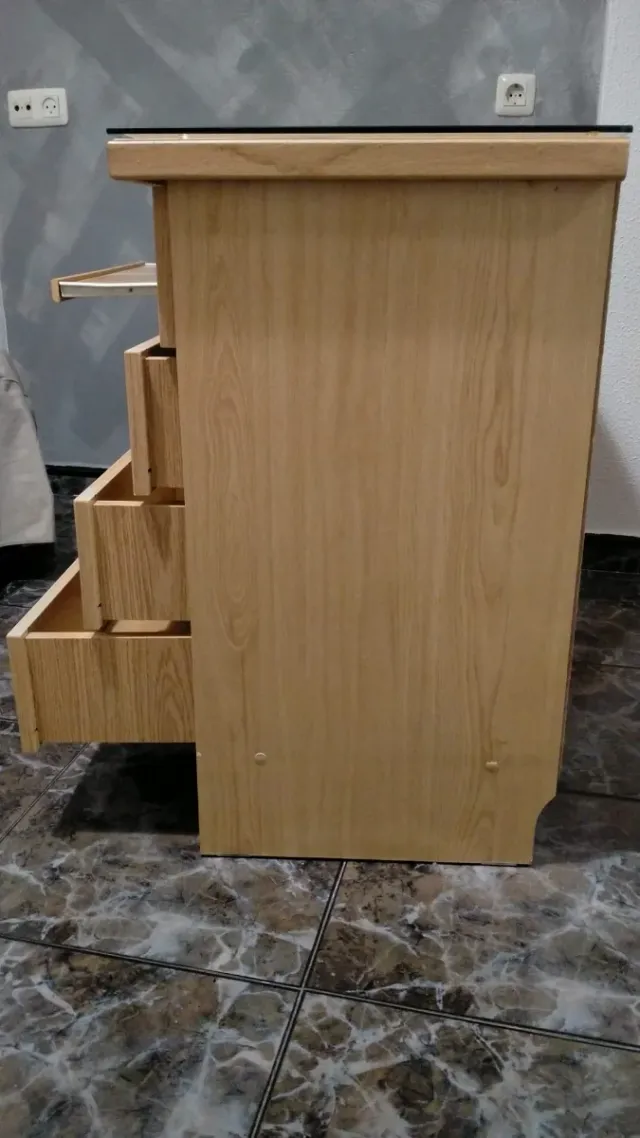 Escritorio de madera con superficie de cristal