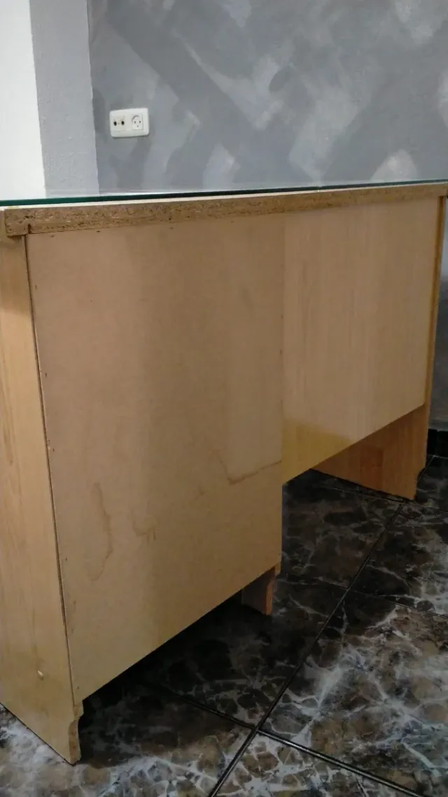 Escritorio de madera con superficie de cristal