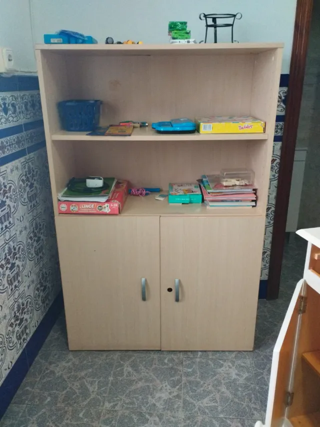 Guardaroba in legno beige e marrone