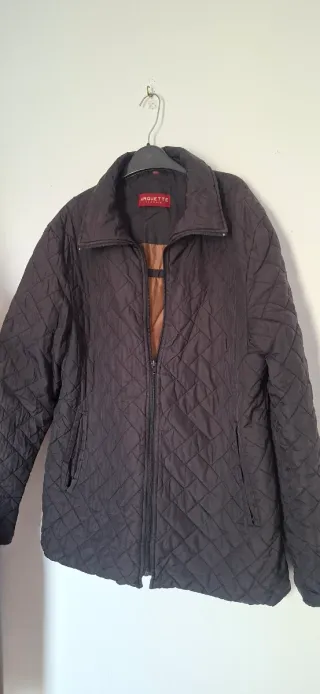 Chaqueta acolchada negra y marrón