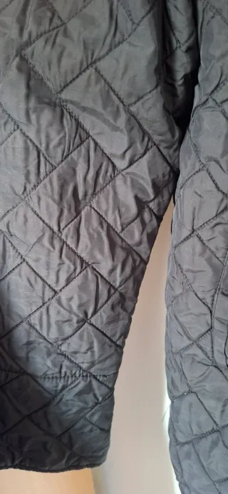 Chaqueta acolchada negra y marrón