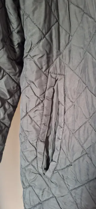 Chaqueta acolchada negra y marrón