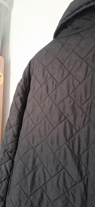 Chaqueta acolchada negra y marrón