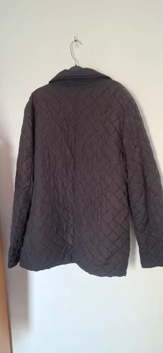 Chaqueta acolchada negra y marrón