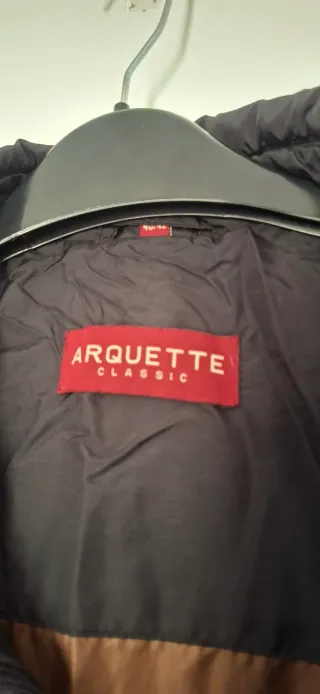 Chaqueta acolchada negra y marrón