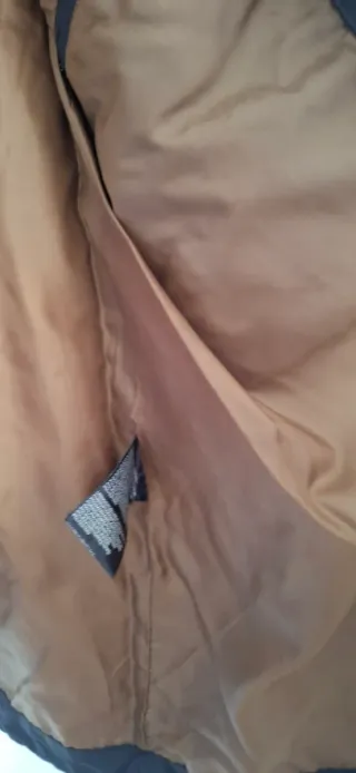 Chaqueta acolchada negra y marrón