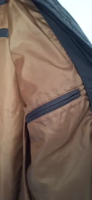 Chaqueta acolchada negra y marrón