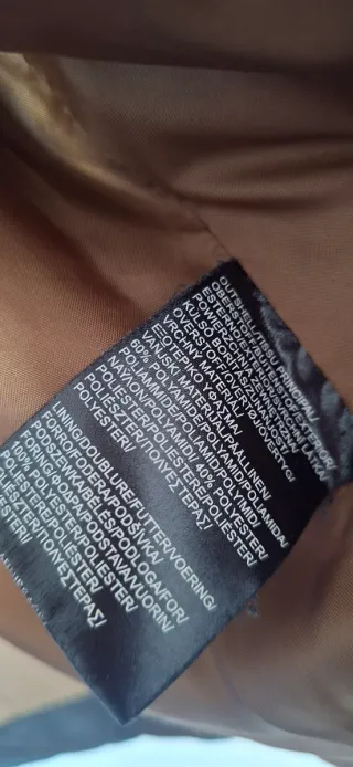 Chaqueta acolchada negra y marrón