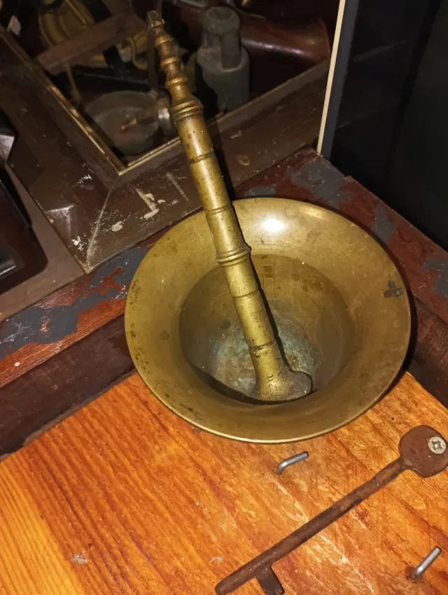 Almeriz grande de bronce con maza