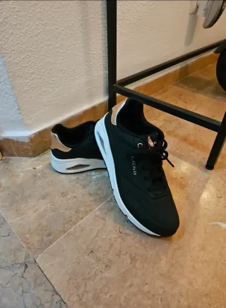 Zapatillas Skechers Negras y Doradas