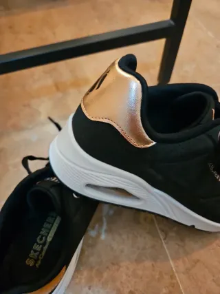 Zapatillas Skechers Negras y Doradas