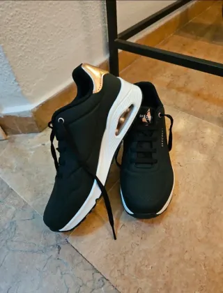 Zapatillas Skechers Negras y Doradas