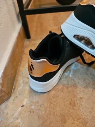 Zapatillas Skechers Negras y Doradas