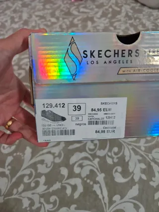 Zapatillas Skechers Negras y Doradas