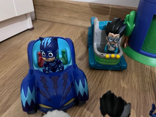 Torre Base PJ Masks con figuras personajes