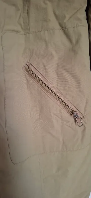 Abrigo beige con cuello y puños de canalé