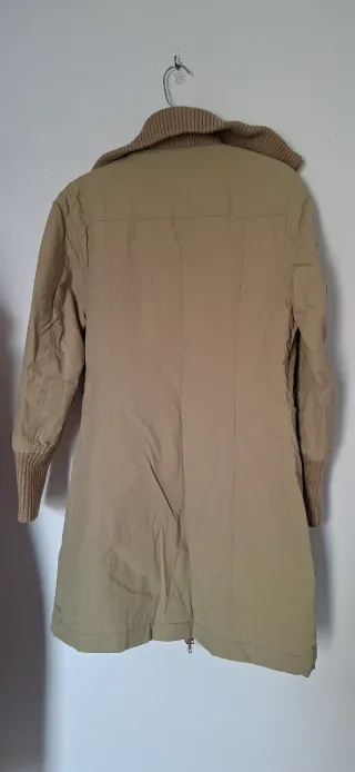 Abrigo beige con cuello y puños de canalé