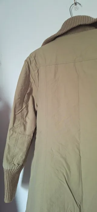 Abrigo beige con cuello y puños de canalé