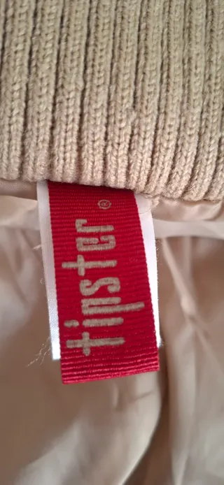 Abrigo beige con cuello y puños de canalé