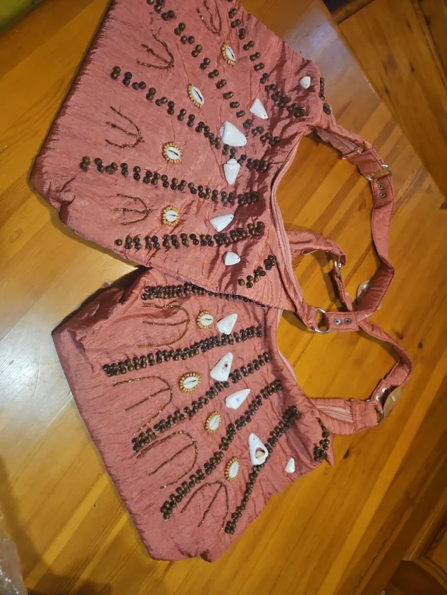 Bolso de hombro con adornos