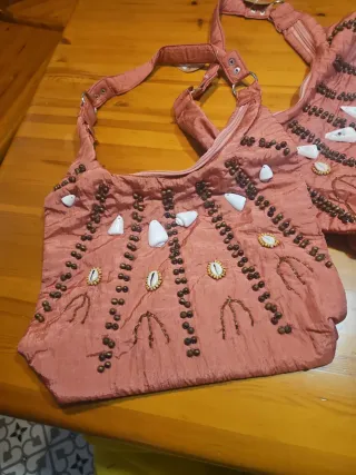 Bolso de hombro con adornos