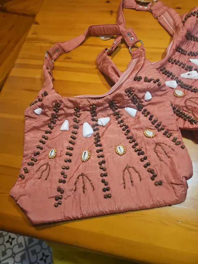 Bolso de hombro con adornos