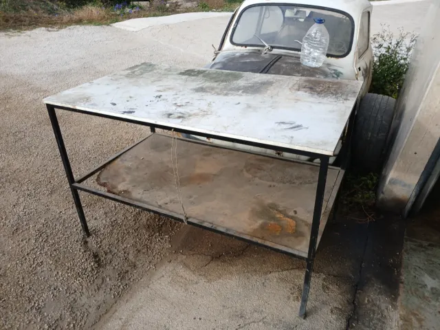 Mesa de trabajo metálica con dos estantes