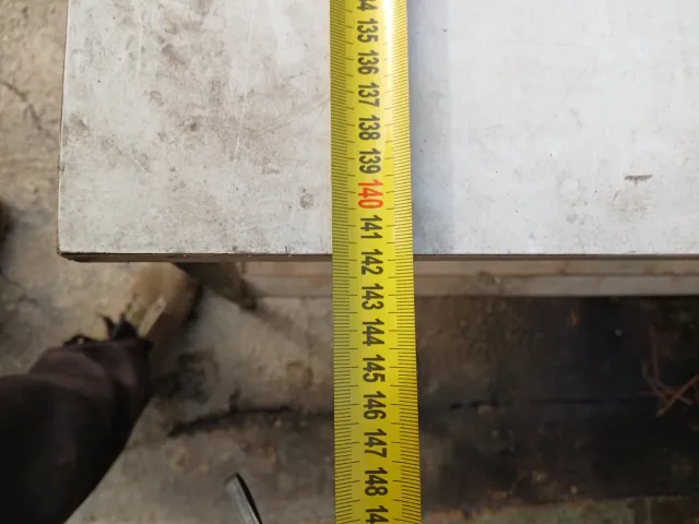 Mesa de trabajo metálica con dos estantes