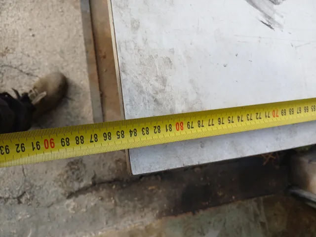 Mesa de trabajo metálica con dos estantes