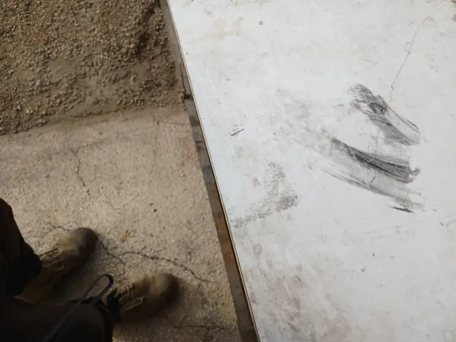 Mesa de trabajo metálica con dos estantes