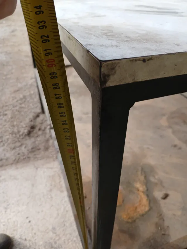 Mesa de trabajo metálica con dos estantes