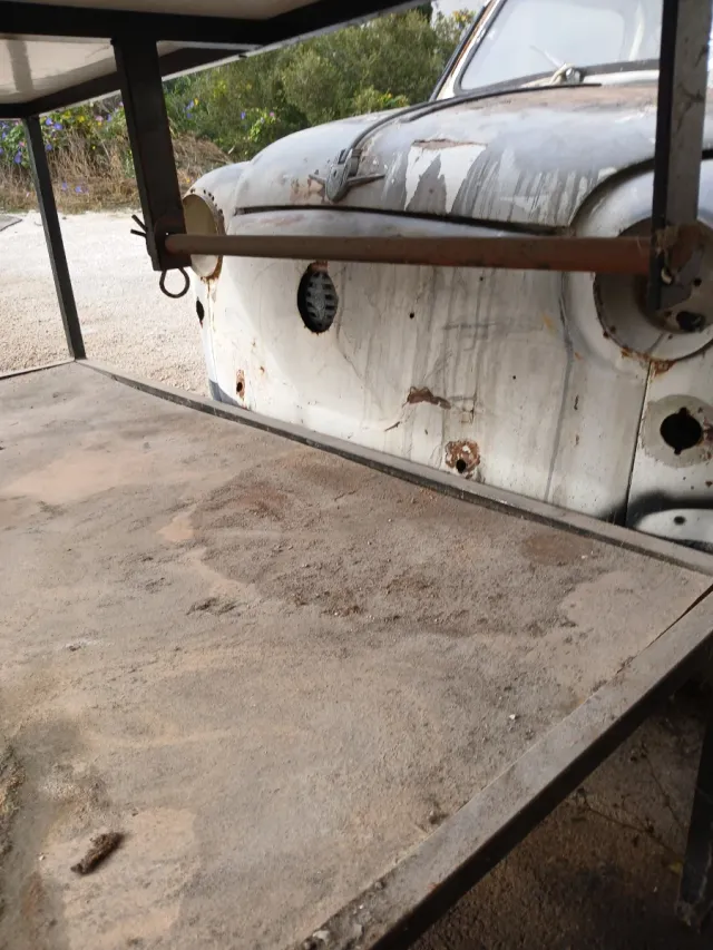 Mesa de trabajo metálica con dos estantes