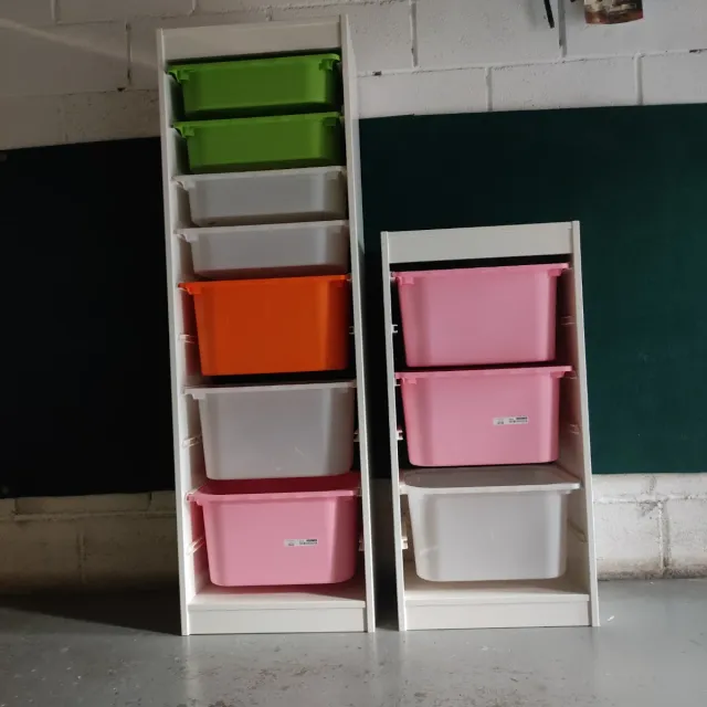 Estanterías con cubetas de plástico