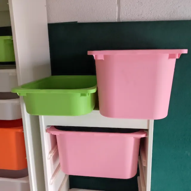 Estanterías con cubetas de plástico