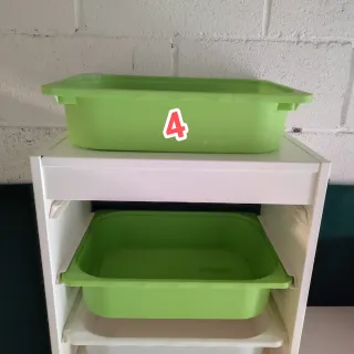 Estanterías con cubetas de plástico