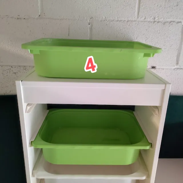 Estanterías con cubetas de plástico