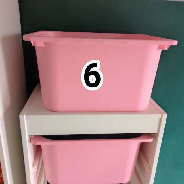 Estanterías con cubetas de plástico