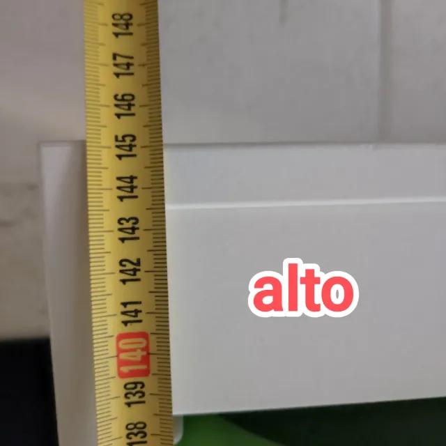 Estanterías con cubetas de plástico