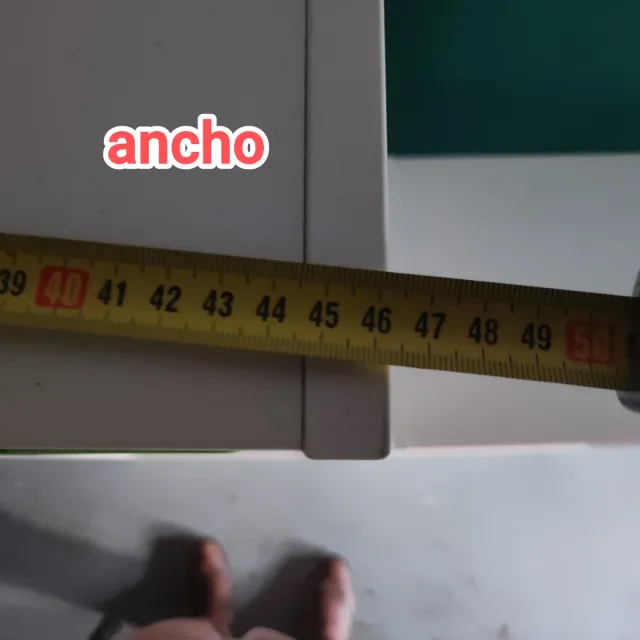 Estanterías con cubetas de plástico