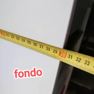 Estanterías con cubetas de plástico