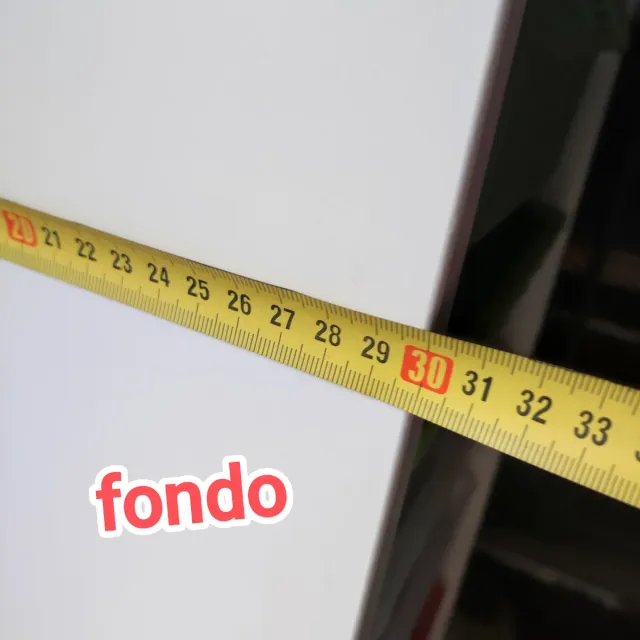 Estanterías con cubetas de plástico