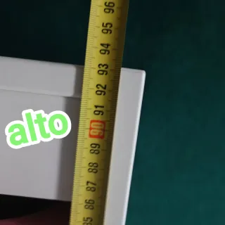 Estanterías con cubetas de plástico