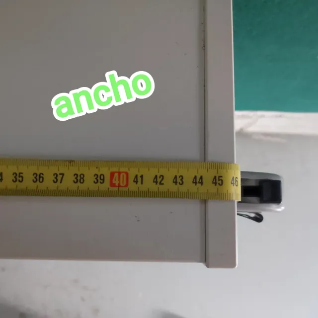 Estanterías con cubetas de plástico