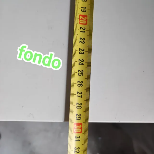 Estanterías con cubetas de plástico