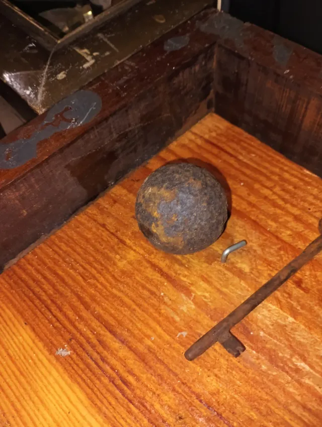 Bola de hierro antigua