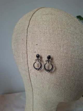 Pendientes plateados con piedra negra