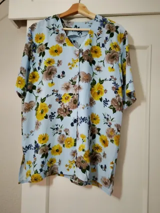 Camisa floral azul y amarilla