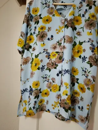 Camisa floral azul y amarilla