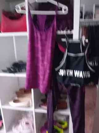 Conjunto deportivo y top morado